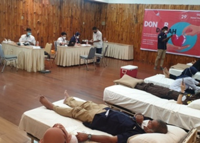 Aksi Donor Darah di Hotel Santika Cirebon