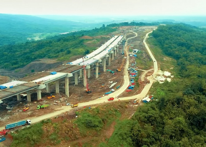 MELIHAT Pembangunan Jembatan Terpanjang di Tol Cisumdawu, Ada di Tempat Ini