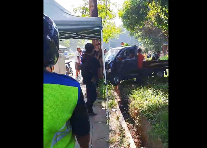 4 Korban Luka, Gran Max Tabrak Warung dan Motor Sebelum Berhenti Menghantam Pohon di Bima Cirebon