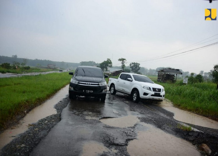 Instruksi Presiden Jokowi, Kementerian PUPR Ambil Alih Perbaikan Jalan di Lampung