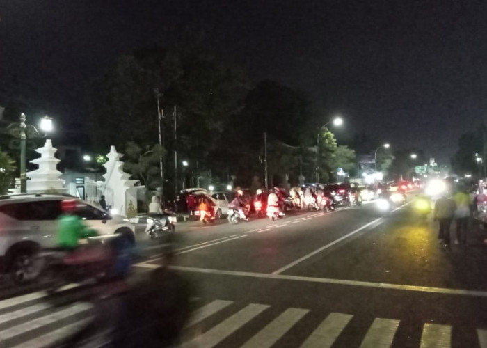 Suasana Malam Tahun Baru di Kota Cirebon, Jl dr Cipto Lengang, Warga Padati Jl Kartini - Siliwangi