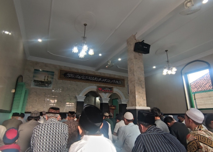 Suasana Salat Id di Masjid Sirojurrosyidin Ath Thohiriyah Kuningan, Khotib Berpesan Begini