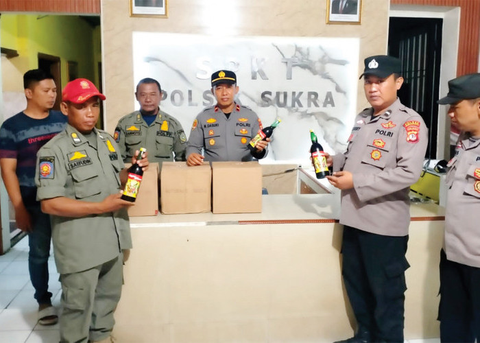 Polsek Sukra Amankan Puluhan Botol Miras Jelang Masa Tenang Pilwu Indramayu 2025