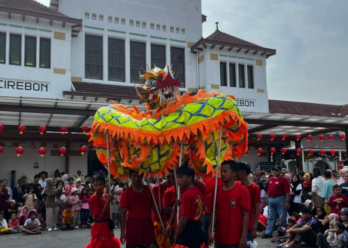 Imlek 2577 di Stasiun Cirebon, KAI Bagi Souvenir dan Upgrade Gratis ke Eksekutif