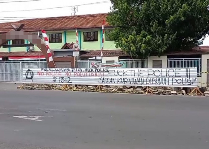 Vandalisme Bernada Hujatan kepada Kepolisian dan DPR 'Hiasi' Kota Cirebon 
