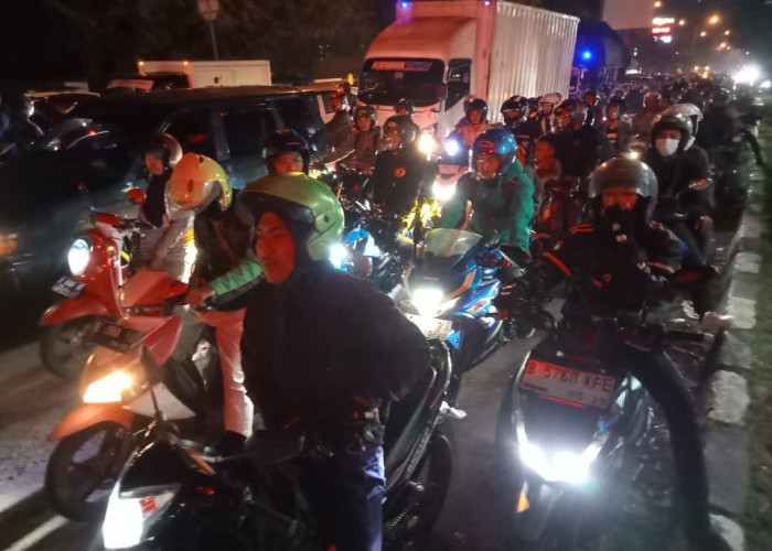 Arus Balik di Pantura Cirebon Membludak, Ribuan Motor Padati Jalan Sejak Pagi hingga Malam