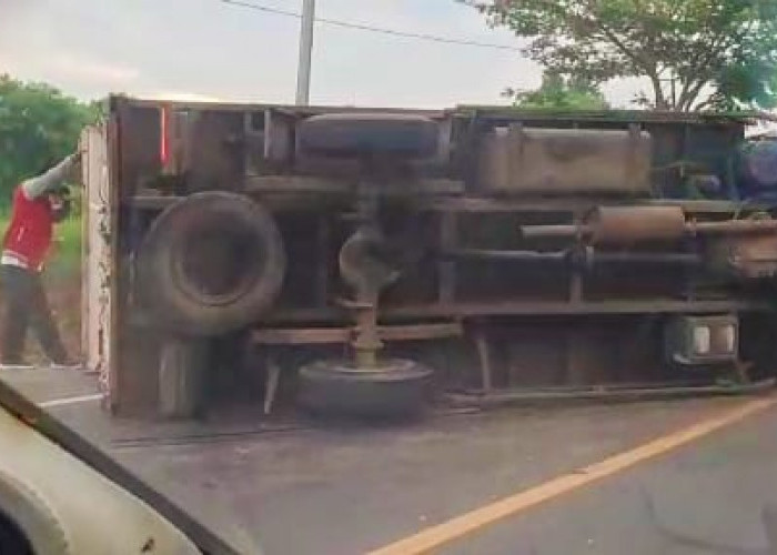 Truk Box Nyalip di Gronggong Cirebon, Tabrak Mobil di Depannya, Kecelakaan Maut Tewaskan Sopir Travel