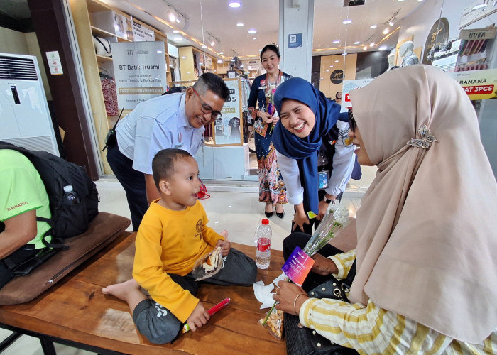 Penumpang Kereta Terkejut, KAI Daop 3 Cirebon Bagi Bunga dan Cokelat di Hari Ibu