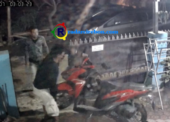 Detik-detik Pencurian Sepeda Motor di Cirebon Terekam CCTV, Salah Satu Pelaku Terlihat Wajahnya
