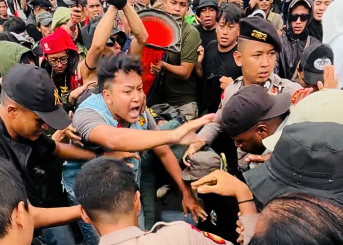 Pria Bergolok Muncul di Tengah Demo Jakarta, Dikeroyok Massa sebelum Diamankan
