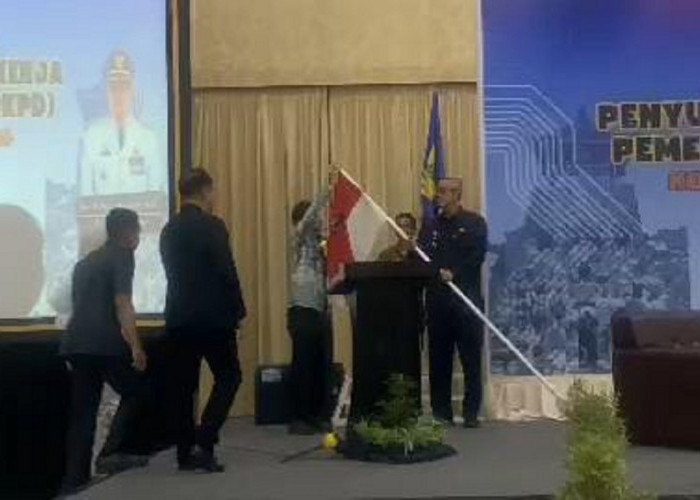 Viral Pj Walikota Cirebon Tiba-tiba Ganti Bendera Merah Putih saat Pidato