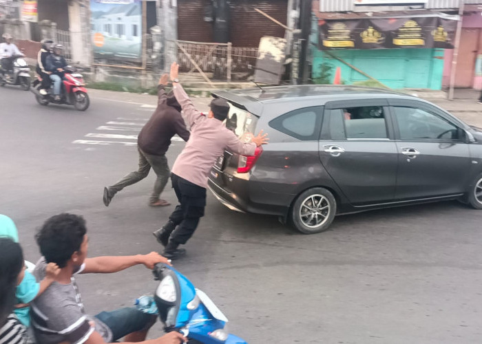 Aksi Sigap Polisi Bantu Mobil Pemudik yang Mogok di Palimanan