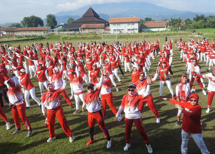 Senam Gebyar Merah Putih Sambut HUT RI ke 77 di Dukupuntang Cirebon, Masyarakat Antusias
