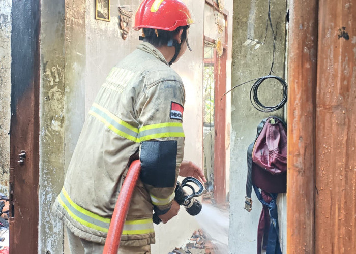 Korsleting Listrik Diduga Picu Kebakaran Rumah di Jayalaksana, Kerugian Capai Rp100 Juta