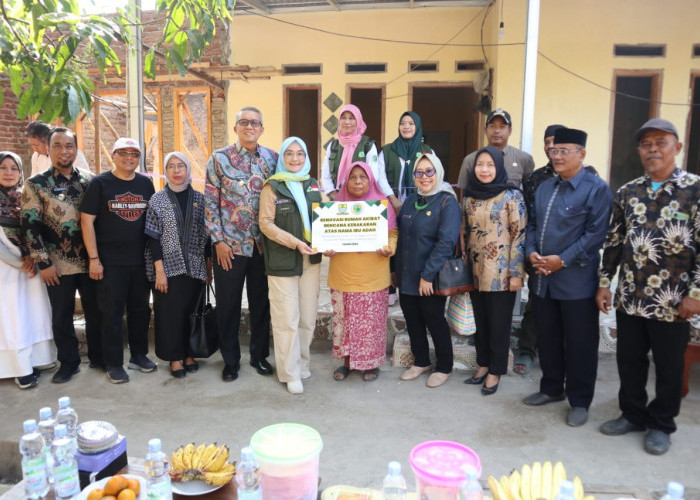 Pj Wali Kota Cirebon dan Jabar Bergerak Serahkan Bantuan Renovasi Rumah Korban Kebakaran di Argasunya