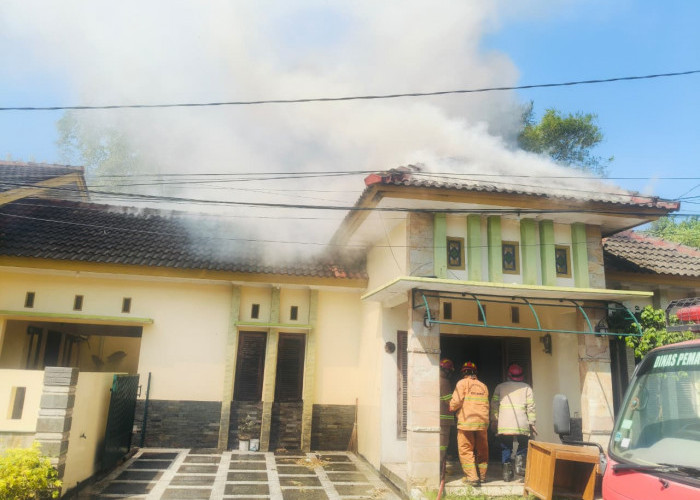 Bakar Sampah Picu Kebakaran di Kalitanjung Kota Cirebon, Rumah Kosong Nyaris Ludes Dilalap Api