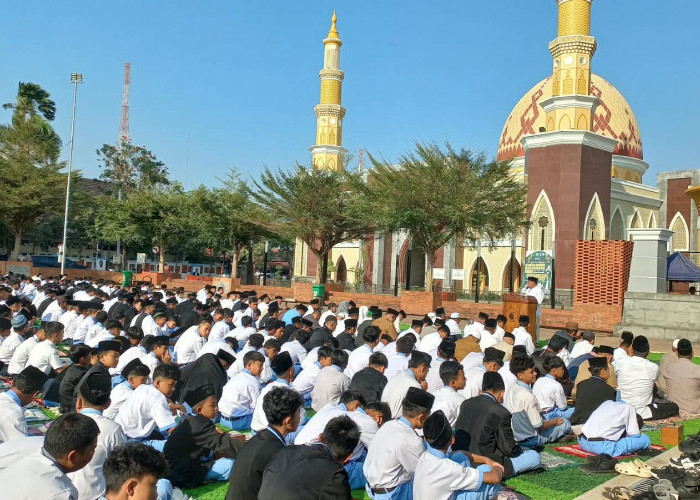 Ribuan Warga Majalengka Gelar Shalat Istisqa, Berharap Hujan Segera Turun
