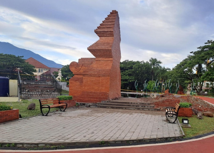 Pegiat Budaya Cirebon Sesalkan Ambruknya Gapura Candi Bentar di Taman Pataraksa Sumber