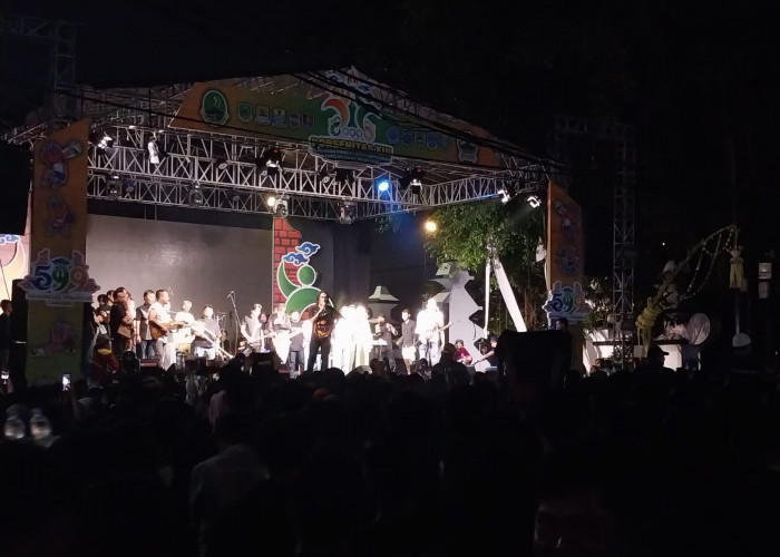 Ribuan Warga Bernyanyi Bersama Charly Van Houten di Puncak Hari Jadi Cirebon ke-599