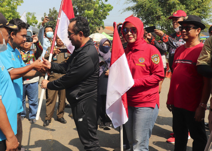 Pemerintah Kabupaten Cirebon Laksanakan Gerakan Pembagian 10 Juta Bendera Merah Putih