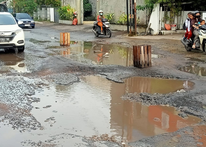 Kondisi Memprihatinkan Jl dr Sutomo Cirebon, Banyak Pengendara Jatuh