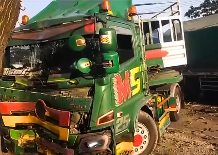 Truk Oleng Tabrak Median, Adu Banteng dengan Truk Hino di Jalur Pantura Losari Cirebon