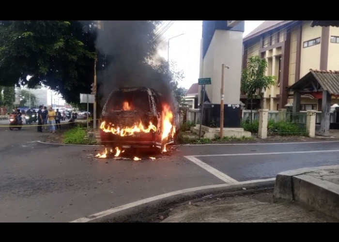 Angkot Terbakar di Kuningan, Terdengar Suara Ledakan saat Keluar dari SPBU