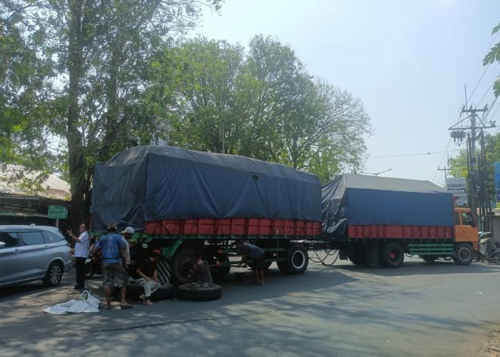 Truk dari Bekasi Tujuan Cirebon Lepas Ban di Jalan Sudirman, Pengendara Terjebak Antrean Panjang