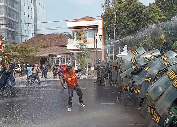 Gedung DPRD Kota Cirebon Dikepung, Masa Anarkis, Arhanud Dikerahkan, Ini yang Sesungguhnya Terjadi