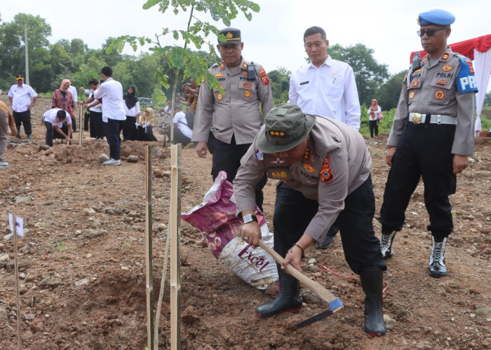 Cegah Banjir dan Longsor! Kapolresta Cirebon Turun Langsung Tanam Pohon di Sumber