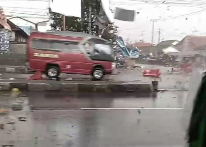 CUACA EKSTREM: Kota Cirebon Badai Petir, Angin Kencang di Losari Lor dan Kidul