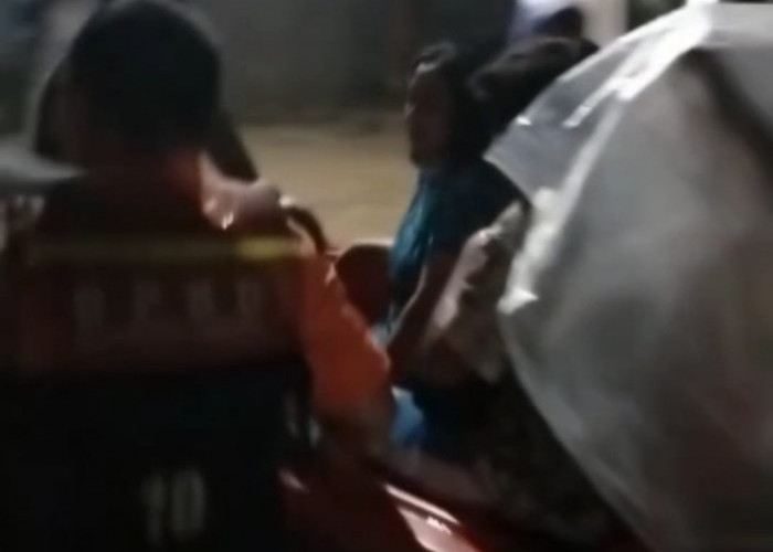 BANJIR CIREBON HARI INI: Warga Banjarwangunan Dievakuasi dengan Perahu Karet