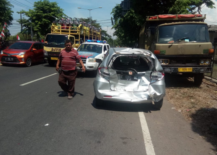 Kecelakaan di Tiga Berlian Cirebon, Honda Jazz Ringsek Diseruduk Truk
