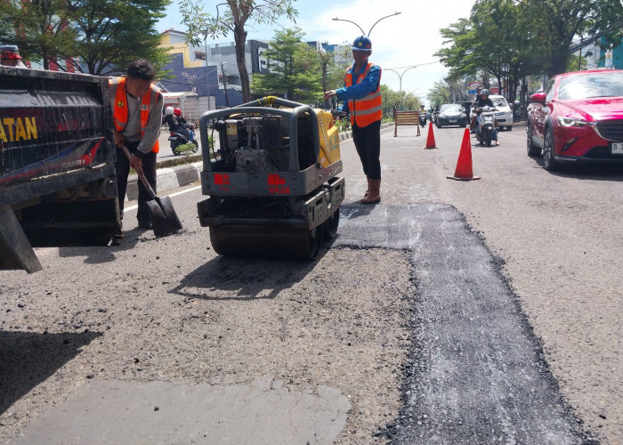 DPUTR Lakukan Pemeliharaan Jalan dengan Menambal Jalan yang Berlubang