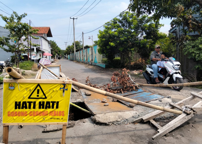 Jalan Tangkil Gede Cirebon amblas selama sebulan, lubang besar mengancam keselamatan. Warga kesulitan melintas
