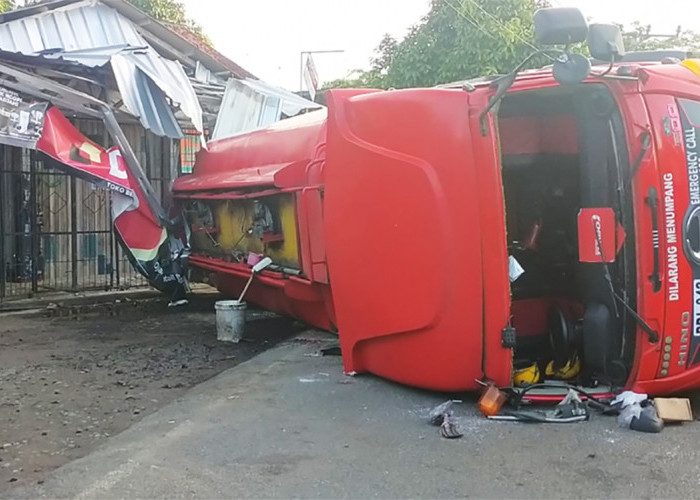 Truk BBM Terguling Lalu Menabrak Bengkel Motor, Diduga Sopir Mengantuk