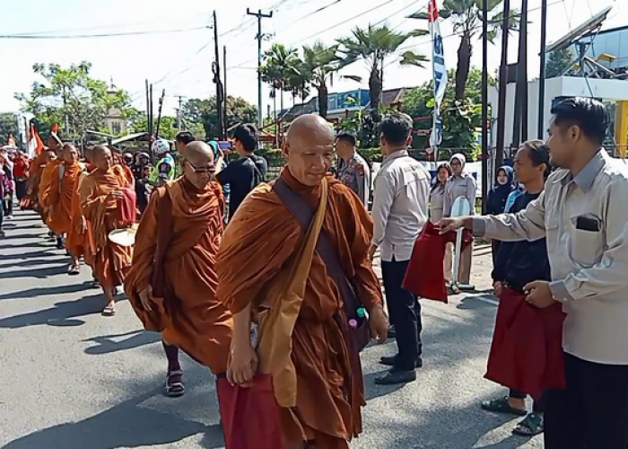 32 Bhiksu Thudong Melanjutkan Perjalanan dari Kota Cirebon ke Borobudur, Warga Antusias di Sepanjang Pantura