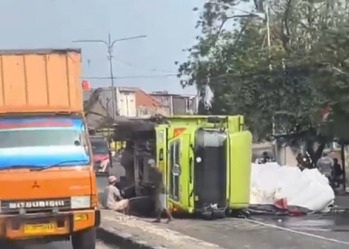 Truk Kontainer Terguling di Pantura Eretan, Arus Jakarta-Cirebon Macet 2 Kilometer