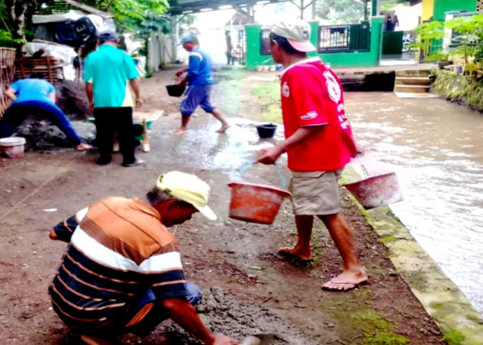 Kuwu Ciawijapura Pimpin Langsung Aksi Gotong Royong Perbaiki Jalan Rusak dan Musola 