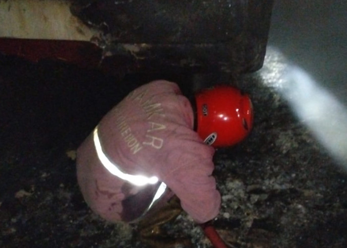 Kebakaran Hebat di Panguragan Cirebon, Gudang Rongsok Hangus Dilalap Api