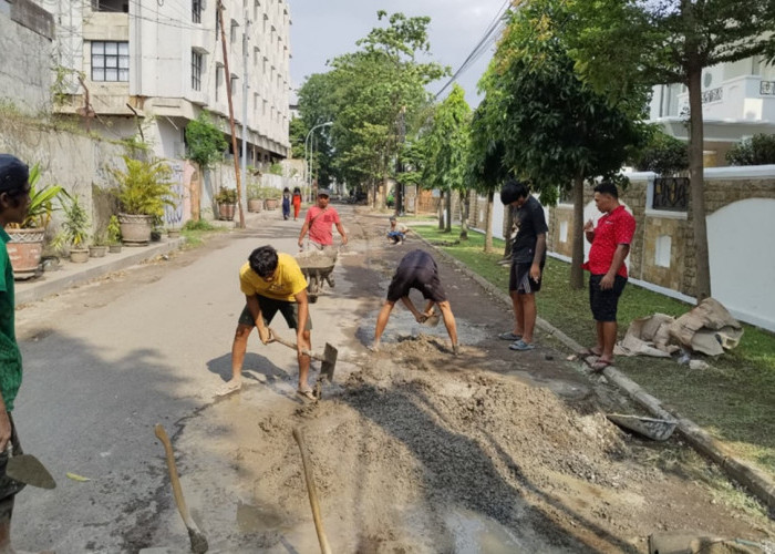 Tak Tunggu Pemerintah, Warga Cirebon Tambal Jalan Rusak Demi Keselamatan