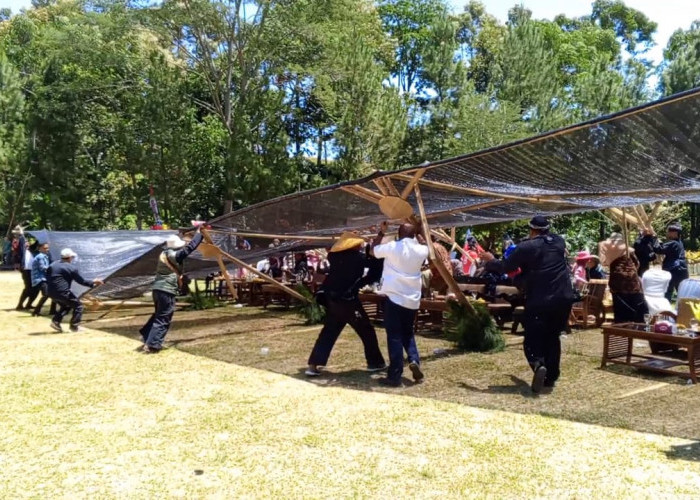 Tertiup Angin Kencang, Tenda VIP Roboh Saat Makan Bersama Ratusan Warga