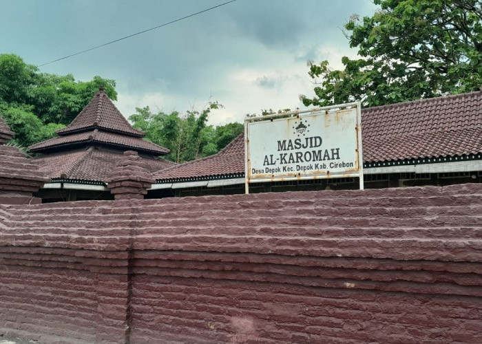 Mirip Masjid Merah Panjunan, Berikut Ini Asal-usul Masjid Al Karomah di Depok Kabupaten Cirebon 