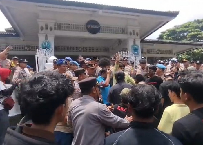 Tolak Eksplorasi Geothermal Gunung Ciremai, Mahasiswa dan Warga Demo di Pendopo Kuningan