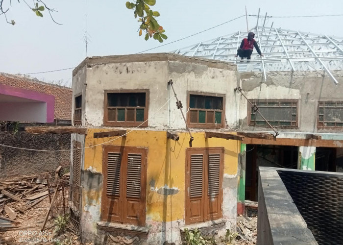 Atap Dibongkar, Bangunan Tua Eks Kantor Kecamatan Losari Jadi Sorotan
