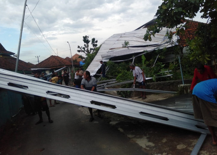 4 Rumah, 1 Madrasah Diterjang Angin Kencang di Kuningan