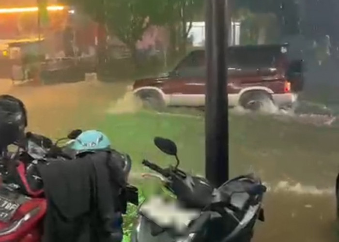 Sore Hingga Malam Diguyur Hujan, Jalan Perjuangan Kota Cirebon Terendam