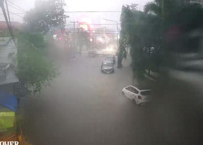 Jangan Lewat Sini! Banjir Genangi Jalan Ciremai Raya Cirebon Senin Sore