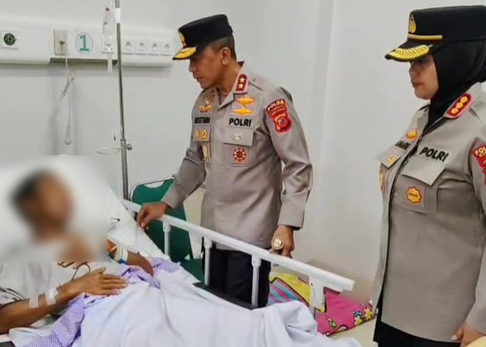 Harus Diamputasi, Kapolda Jabar Kunjungi Korban Selamat Longsor Gunung Kuda 