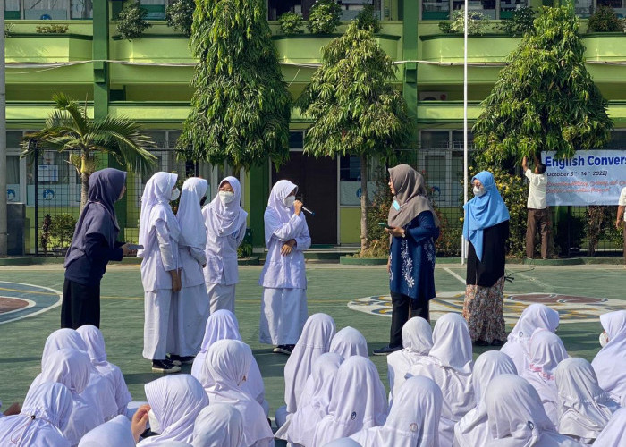 SMP Islam Al Azhar 5 Cirebon Menggelar English Conversation Class